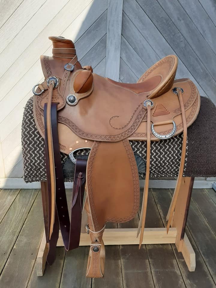 Selle Wade 15.5 pouces couleur naturelle avec tooling géométrique étoilé — vue de profil
